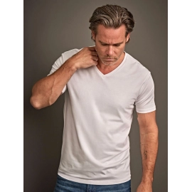 Camiseta cuello V ajustada hombre