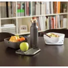 Botella moderna de acero inoxidable con tapa de bambú.